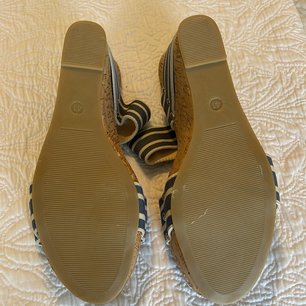 Double strap striped wedge sandal size 8 - Picture 4 of 5